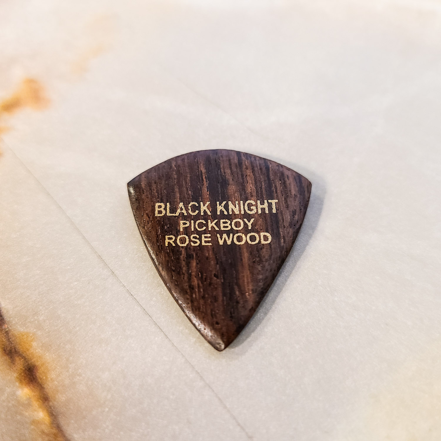 Pickboy 『Black Knight Rosewood』ローズウッド・ピック (インド製) – Haluna Guitar Studio