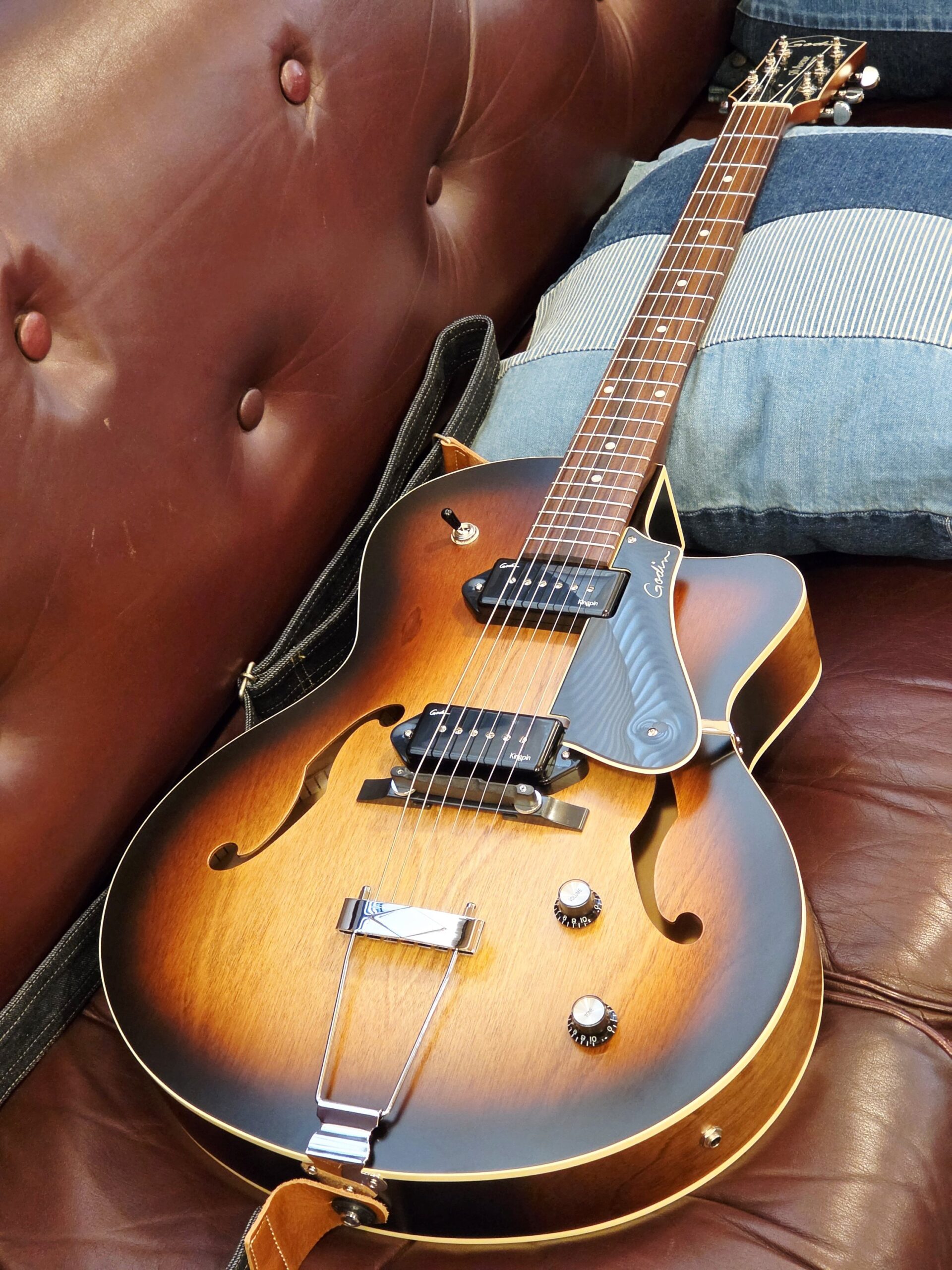 Godin『5th Avenue CW Kingpin II Vintage Burst』 アーチトップギター (カナダ製) - 画像 (2)