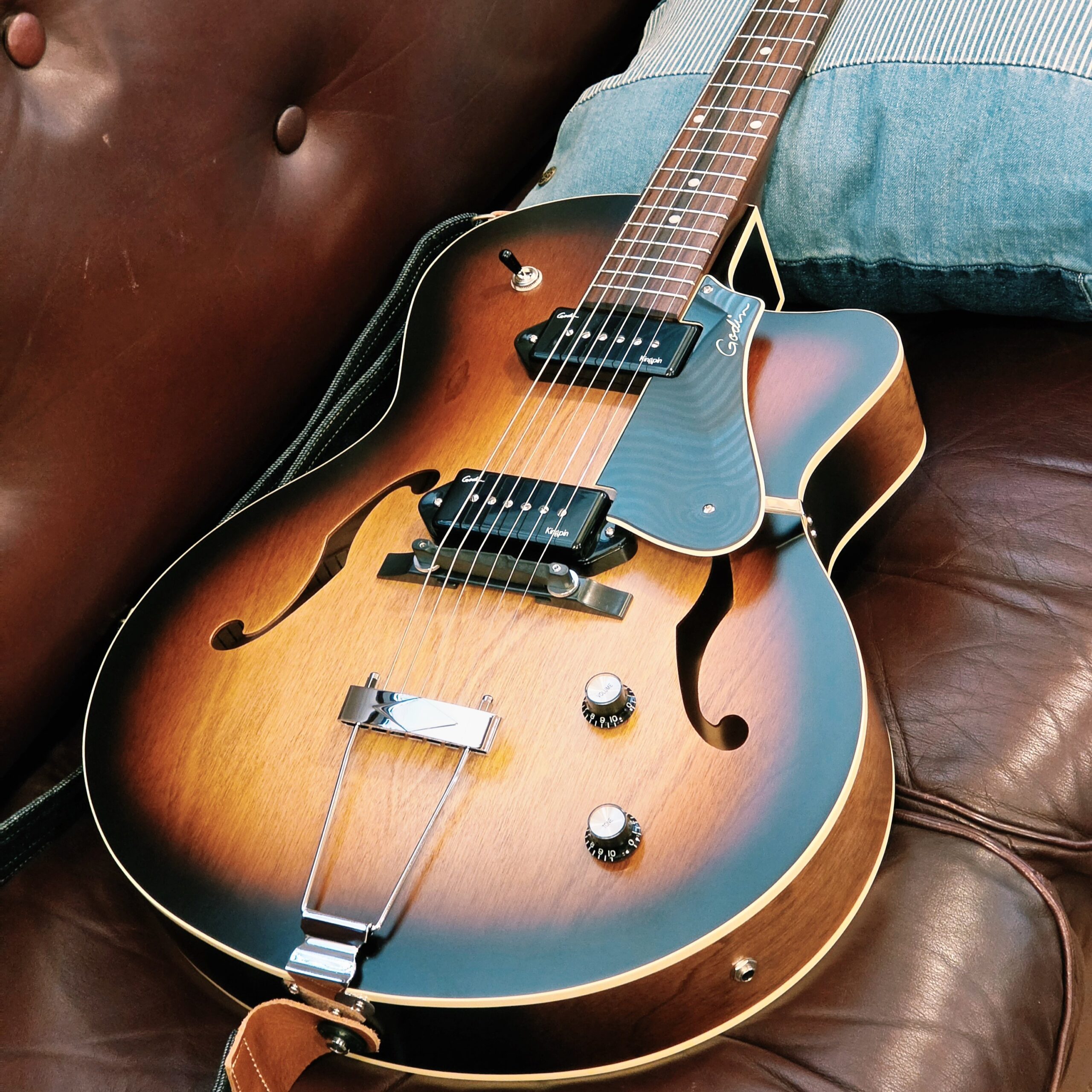 Godin『5th Avenue CW Kingpin II Vintage Burst』 アーチトップギター (カナダ製)