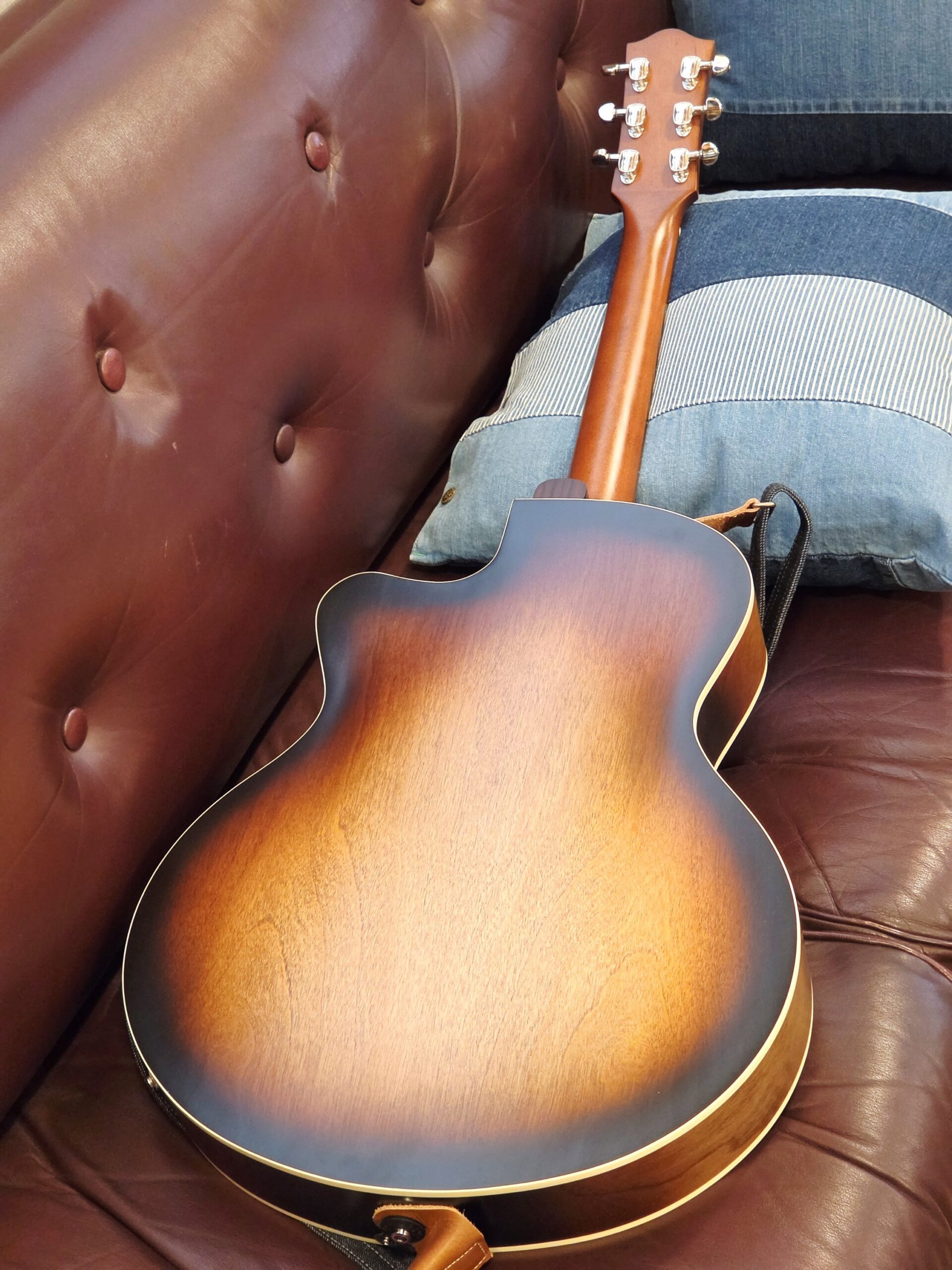 Godin『5th Avenue CW Kingpin II Vintage Burst』 アーチトップギター (カナダ製) - 画像 (3)